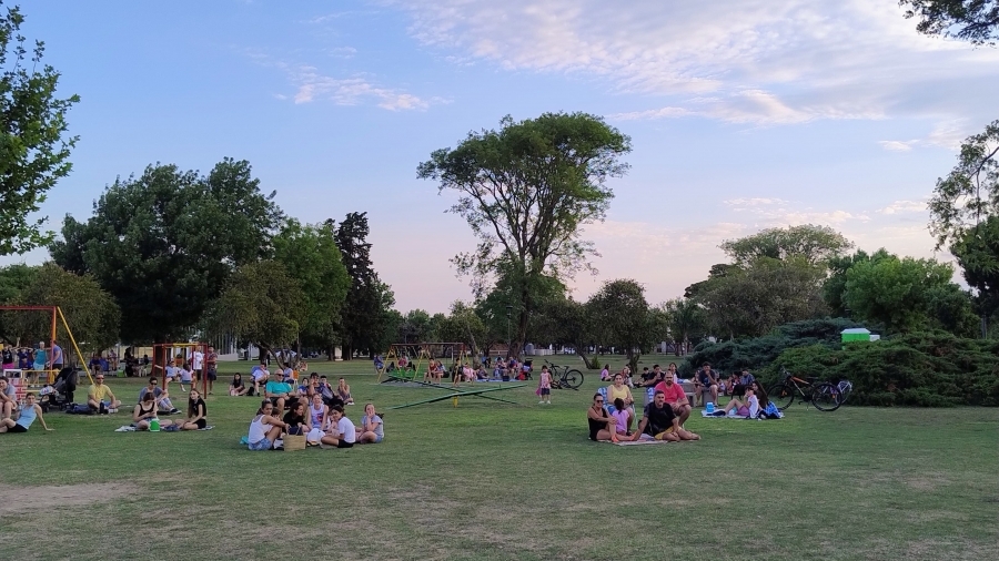 TARDE JOVEN EN LA PLAZA