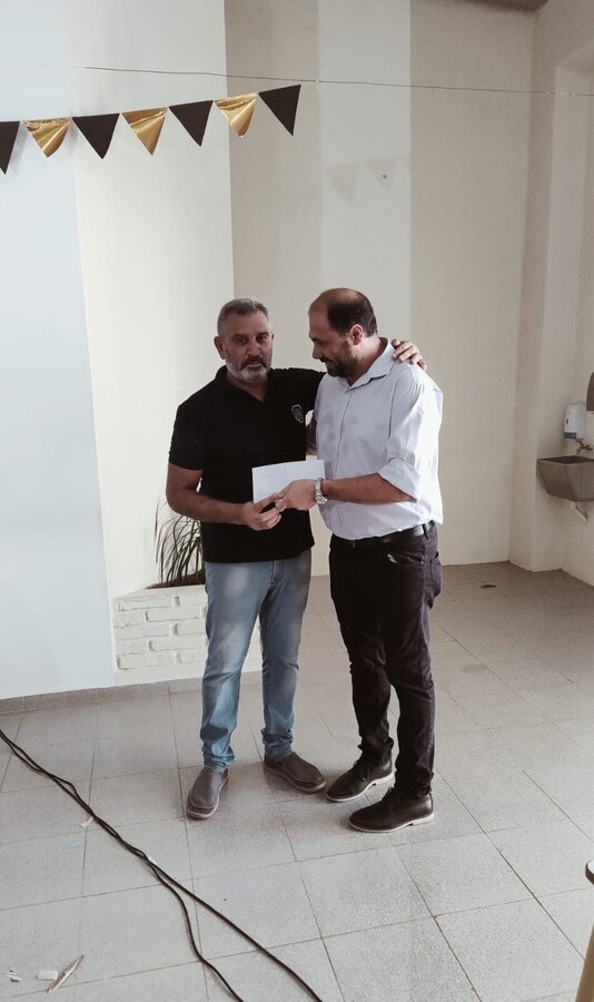 Entrega del FAE al director del establecimiento.